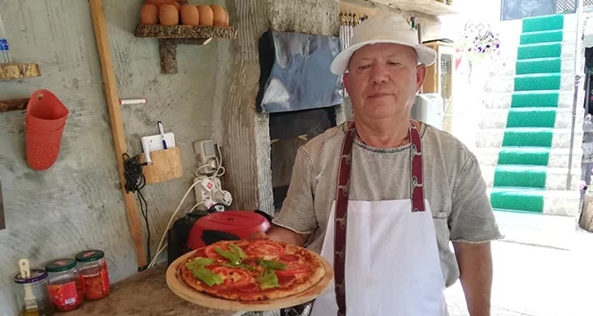 Emekli olup köyünde pizzacı açtı