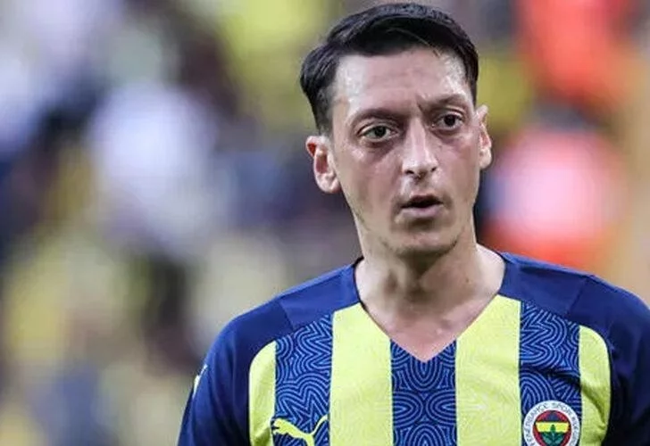 Fenerbahçe'de Mesut Özil kadrodan çıkarıldı!