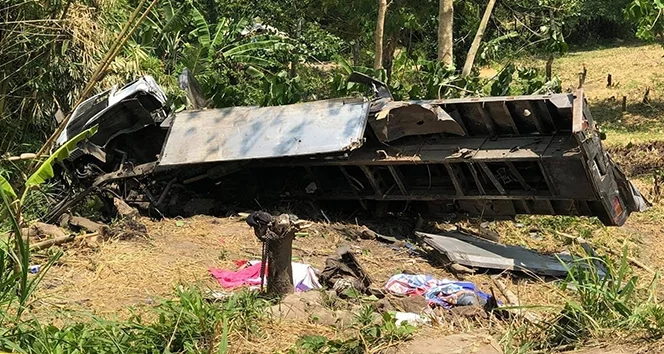 Filipinler'de kamyon uçurumdan yuvarlandı : 20 ölü