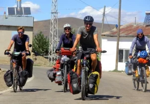 Fransız 6 arkadaş, bisikletlerle çıktıkları dünya turunda 10 bin kilometre pedal çevirip Bayburt'a geldiler