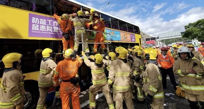Hong Kong'da trafik kazası: 77 yaralı