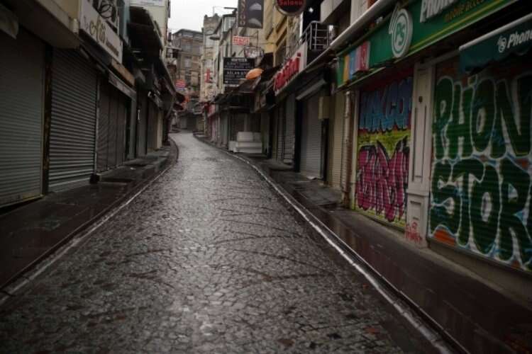 İstanbul'da sokaklar ve caddeler ıssız kaldı