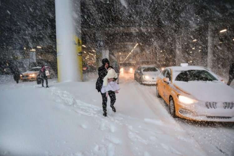 İstanbul Havalimanı'ndaki kar esareti objektiflere yansıdı