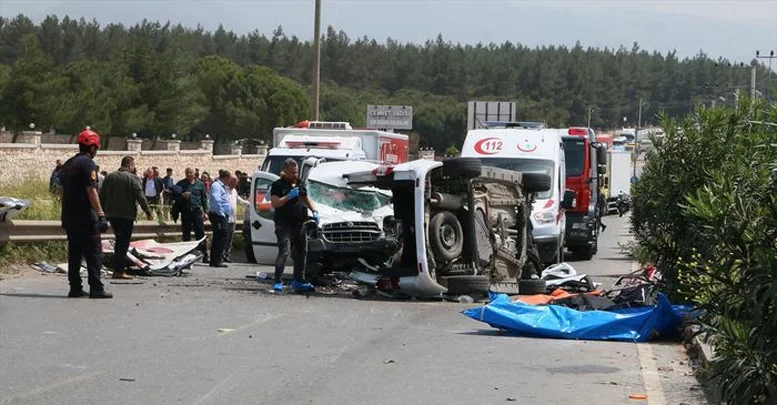İzmir'de feci kaza 3'ü çocuk, 7 kişi hayatını kaybetti