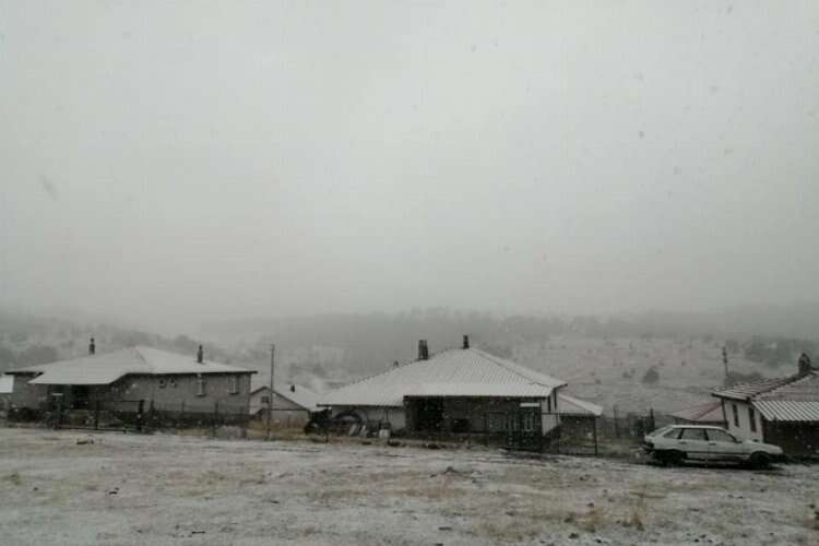 Kızılcahamam'a mevsimin ilk karı yağdı