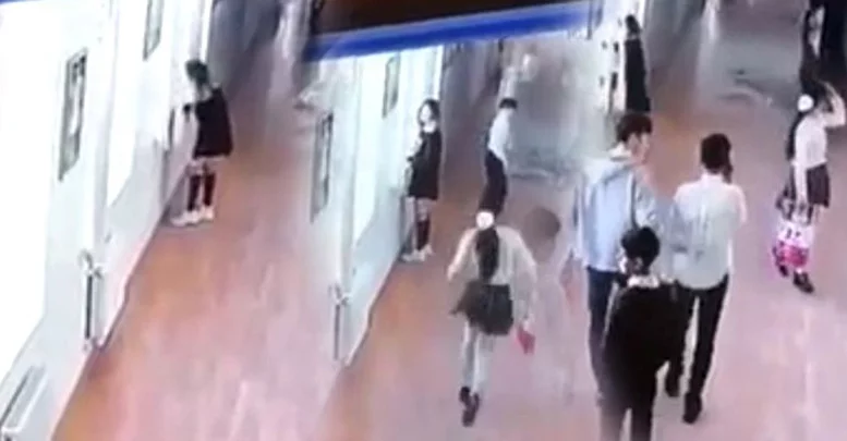 Liseli genç kız arkadaşlarının gözü önünde camdan atladı