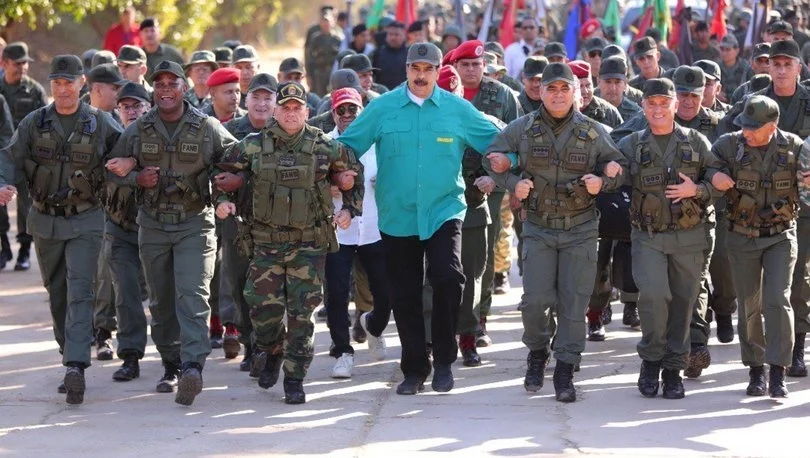 Maduro askerlerle birlikte koştu!