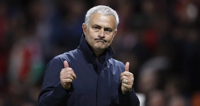 Manchester United, Mourinho'ya servet ödeyecek