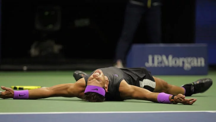 Nadal, Federer'in ensesinde! Rekora yakın...