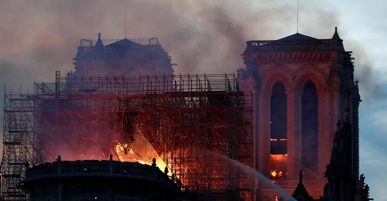 Notre Dame Katedrali yandı