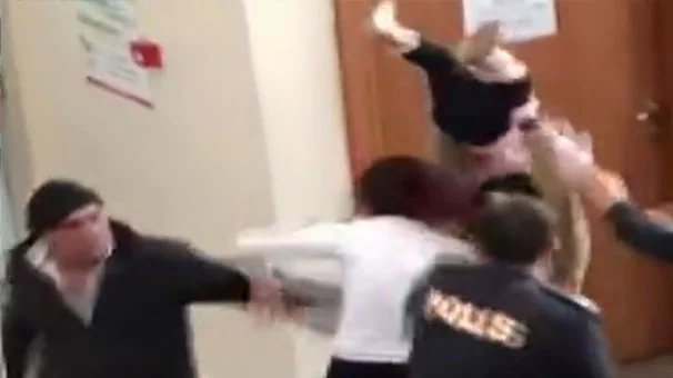 Öfkeli kadın bebeğini polislerin üzerine fırlatmaya kalktı