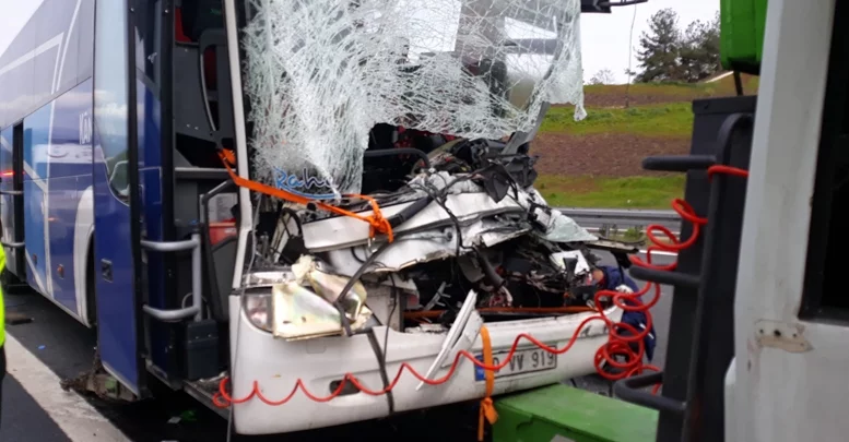 Otobüs şoförü ve muavin öldü, çok sayıda yolcu yaralandı 