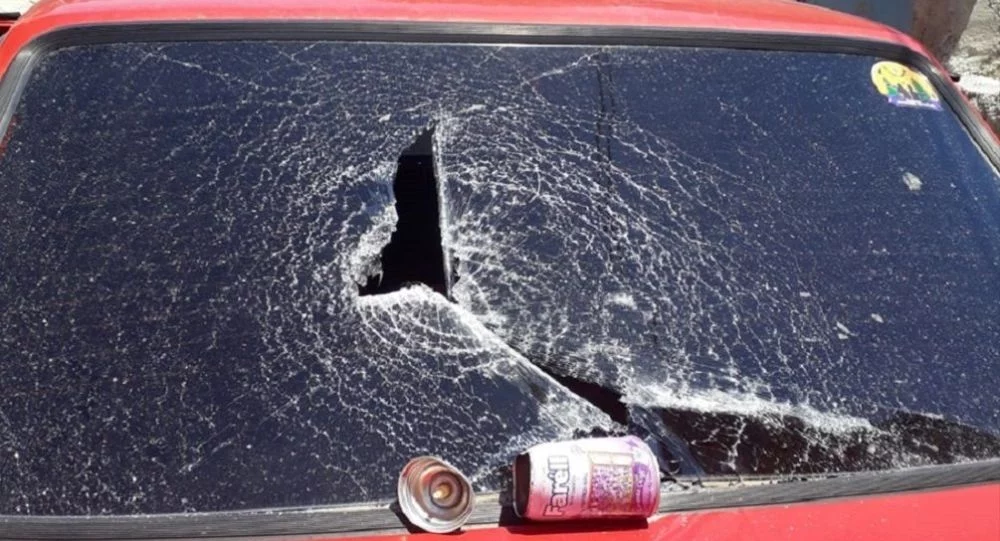 Patlayan deodorant arabanın camını kırdı