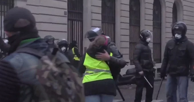Protestolara damga vuran fotoğraf! Polis, sarı yelekliye sarılıp öptü