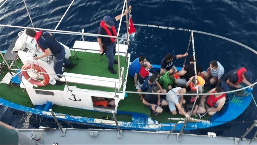 Tekneyle Yunanistan'a kaçarken yakalandı